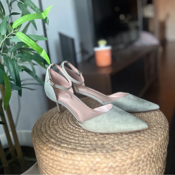 Bandolino Ankle Strapped Heels - Picture 3 of 4